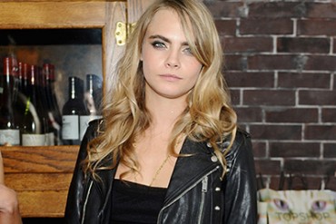 カーラ・デルヴィーニュ、サンローランのバイカージャケットを着用！