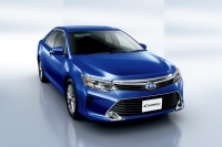 マイナーチェンジしたトヨタ・カムリHV“レザーパッケージ”車、本革内装の豪華仕様でも価格はリーズナブルで、402万6437円