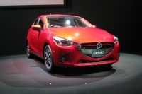 デミオのSKYACTIV-D 1.5ディーゼルエンジン車。期待値が高いだけに11日夜の発表会&パーティでの小飼雅道社長の挨拶は、慎重で丁寧だった。