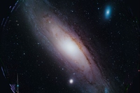 円盤銀河と楕円銀河の例。すばる望遠鏡で撮影されたアンドロメダ銀河（左）は代表的な円盤銀河。中央部に星が球状に密集した「バルジ」部とそれを取り巻く円盤部がよくわかる。一方、欧州南天天文台VLTで撮影されたNGC 1316銀河（右）は円盤構造の無い楕円銀河の一例（Credit: 上坂浩光/HSC Project/国立天文台/ESO ）