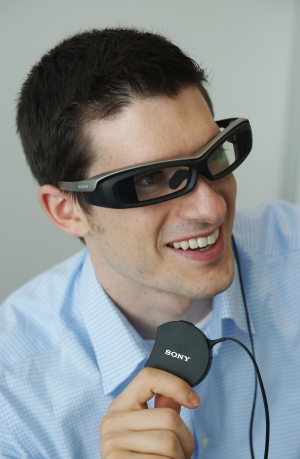 ソニーは、Androidスマートフォンと連携し、テキスト、シンボル、画像などの情報を視界に重ねて表示する、透過式メガネ型端末 「SmartEyeglass」を開発した(写真提供:ソニー) ソニーは、Androidスマートフォンと連携し、テキスト、シンボル、画像などの情報を視界に重ねて表示する、透過式メガネ型端末 「SmartEyeglass」を開発した(写真提供:ソニー)