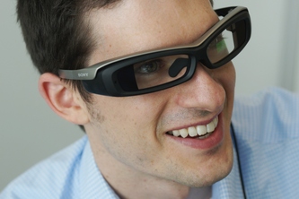 ソニーは、Androidスマートフォンと連携し、テキスト、シンボル、画像などの情報を視界に重ねて表示する、透過式メガネ型端末 「SmartEyeglass」を開発した（写真提供：ソニー）
