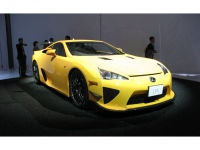 2010年にトヨタの高級ブランド・レクサスから登場したスポーツカー「LFA」には、軽量化を目的にカーボン繊維がボディに使われた。トヨタでは、車体の軽量化を図るため「将来一般量産車にも採用していきたい技術だ」としている。