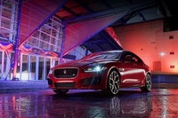 英・ロンドン市内をジャックしてワールドプレミアとなった新型スポーツサルーン「ジャガーXE」、写真のモデルは、Fタイプからエンジンを移植した、もっともスポーティな「ジャガーXE-S」だ