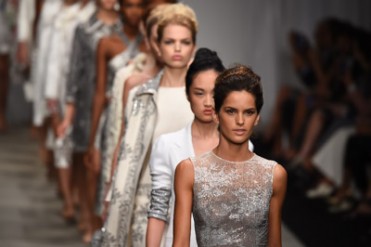 エルマンノ シェルヴィーノ 2015年春夏コレクション - デイ＆ナイト、いつでもグラマラスな魅力を