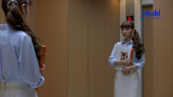 アサヒフードアンドヘルスケアは、神田沙也加さんを起用した新商品『キレイな間食』のTVCM「がんばるって甘酸っぱい篇」を放映している。