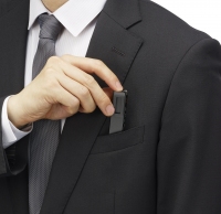 ソニーは、厚さ約7.4mm、質量約29gという薄型・軽量のスティック型デザインを採用したICレコーダー TXシリーズの新商品「ICD-TX650」を10月18日に発売する。 ソニーは、厚さ約7.4mm、質量約29gという薄型・軽量のスティック型デザインを採用したICレコーダー TXシリーズの新商品「ICD-TX650」を10月18日に発売する。