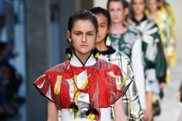 マルニ 2015年春夏コレクション - 構築性と色彩が織りなす、“意思”のあるフェミニティ