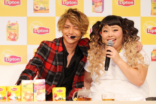 リプトンは、秋に新発売するフルーツティーシリーズを記念したイベントを開催した。ゲストにお笑い芸人・渡辺直美さんを迎え、旬な4人の若手イケメン達が“フルーツティー男子”が渡辺さんを“おもてなし”した。