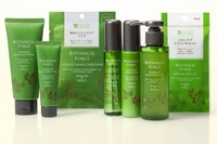 セブン&アイ・ホールディングスとファンケル化粧品は、セブン＆アイのプライベートブランド「セブンライフスタイル」初のスキンケア化粧品ブランド「ボタニカル フォース」を共同開発し、11月から順次発売する。