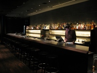 アサヒビールは、9月25日から10月13日までの期間限定で、「JACK HONEY MILK BAR@TUSK」を東京･六本木ヒルズで展開する。Bar「TUSK」は、6月にオープンしたばかりのFLEETWOOD MACにインスパイアされたという新しい店。大人なインテリアがいい。元、ハートランドBarがあった場所と言えば分かりやすいか。ここを期間中「ジャックダニエル」で埋め尽くす