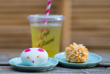 とらや×メゾン キツネ、きつねモチーフの限定和菓子が表参道で発売