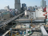 9月下旬の渋谷駅。東横線旧渋谷駅は、旧1番線の基礎を残して、ほぼ解体が終わった。ここに高さ約180m、34階建ての高層ビルが建てられる。渋谷・代官山遊歩道の起点は南端(写真の左側)となる。