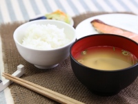 体重計などの健康器具・測定器メーカーのタニタが中国に食堂を開くことを発表した。中国の大手IT系企業と提携し食堂事業を展開しながら、主製品である健康管理機器の販売網を拡大していく方針だ。