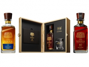 ニッカウヰスキーの新しいブレンデッド「THE NIKKA」。特性化粧箱にクリスタルグラスをセットした「40年」は700本の数量限定品。今後、「THE NIKKA」ブランドのバリエーションが増える可能性もある ニッカウヰスキーの新しいブレンデッド「THE NIKKA」。特性化粧箱にクリスタルグラスをセットした「40年」は700本の数量限定品。今後、「THE NIKKA」ブランドのバリエーションが増える可能性もある
