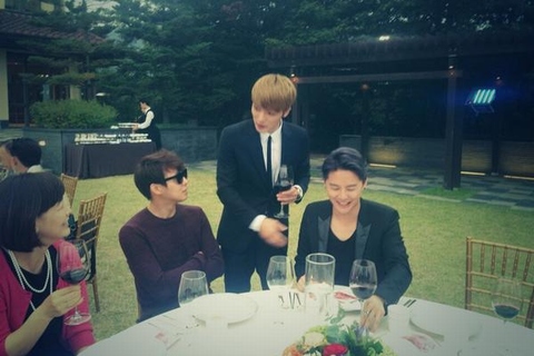 先日、ジェジュンの両親の銀婚式と古希を祝うパーティーが行われ、ジェジュンはもちろんJYJのメンバーであるジュンスとユチョンも出席した。写真：ジェジュンのツイッター