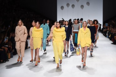 イッセイ ミヤケ 2015年春夏コレクション - 進化した“3Dストレッチ”が描く、優美な造形