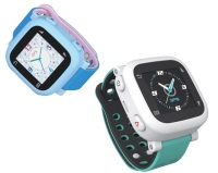 NTTドコモは、腕時計型の端末を装着した子供の活動や周辺状況をスマートフォンやパソコンから確認できるみまもりサービス「ドコッチサービス」を2015年3月から提供する。写真は、専用端末「ドコッチ 01」