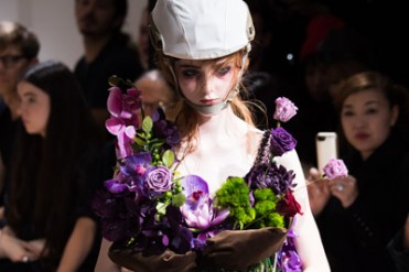 ヨウジヤマモト 2015年春夏コレクション - 「美しい花は存在しない」消えゆく一瞬の美を描く