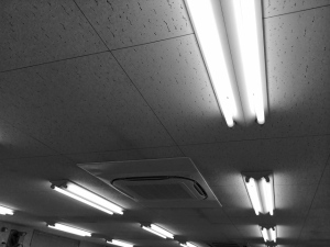 「ブラック企業対策プロジェクト」がハローワークのインターネットサービスを通して求人票を調査したところ、固定残業代を導入する89.5%の企業が残業時間などを明確に記載していないことが分かった。 「ブラック企業対策プロジェクト」がハローワークのインターネットサービスを通して求人票を調査したところ、固定残業代を導入する89.5%の企業が残業時間などを明確に記載していないことが分かった。