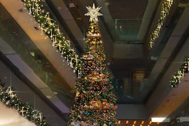 表参道ヒルズに世界最大級8mのジオラマツリー、光に包まれるノスタルジックなクリスマス