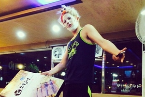 SUPER JUNIORのウニョクが、EXOのベクヒョンと食事をしている時に出会った「見慣れぬ？」人物の写真を公開した。