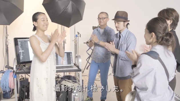 王子ネピアのイメージキャラクターである浅田真央さんが保湿ティシュ「nepia鼻セレブ」のオリジナルデザイン作成を体験した。