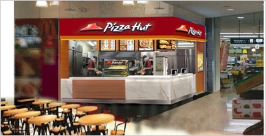 日本KFCホールディングスのレストラン運営子会社フェニックスは、新業態の「ピザハット Express（エクスプレス）具志川メインシティ店」（沖縄県うるま市）を10月24日にオープンさせる。