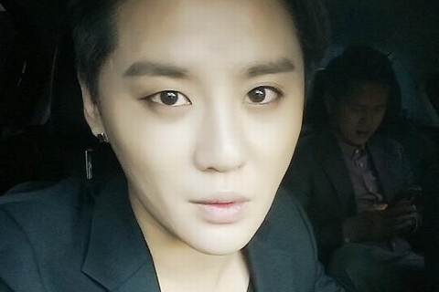 JYJのジュンスがコーヒータイムを楽しむ姿が公開された。写真：ジュンスのツイッター