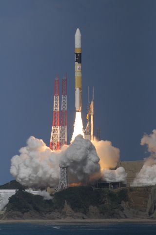 気象衛星「ひまわり8号」打ち上げ成功　台風一過の空に咲く（Image credit: MHI/JAXA）