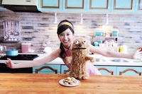 不二家は、カントリーマアムの「プレミアムシリーズ」発売に合わせて、女優の前田敦子さんの出演するプレミアムムービーを公開した。