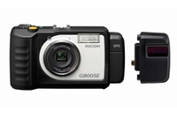 リコーインダストリアルソリューションズが11月中旬に発売するデジタルカメラ「RICOH G800SE」。Wi-Fi接続でスマートフォンなどの機器から遠隔操作できる（写真：同社発表資料より）