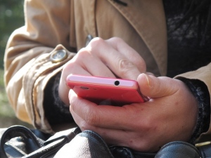 スマートフォンの普及で、空いた時間にはネット上の「手軽な情報」が求められるようになった。知りたい情報を簡潔に「まとめて」くれているキュレーションサイトの拡大は当然かもしれない。しかし、時には自分で正否を確かめることや、より深く知ろうとすることも大切だろう。 スマートフォンの普及で、空いた時間にはネット上の「手軽な情報」が求められるようになった。知りたい情報を簡潔に「まとめて」くれているキュレーションサイトの拡大は当然かもしれない。しかし、時には自分で正否を確かめることや、より深く知ろうとすることも大切だろう。