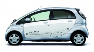 三菱自動車が一部改良して発売した電気自動車（EV）の「i-MiEV（アイミーブ）」（写真提供：三菱自動車）