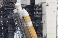 デルタIVヘビー、大地に立つ　12月にオリオン宇宙船を打ち上げ（Image credit: NASA）