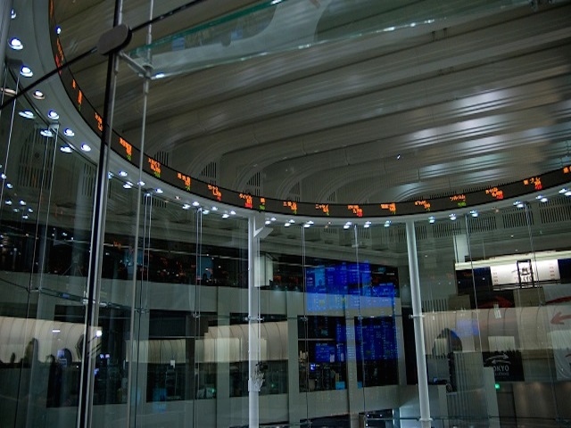 原材料費の高騰を理由などに、10月から企業の値上げが相次いで行われている。王将フードサービスが展開する「餃子の王将」は、23年ぶりにメニュー全体の値上げを実施。スターバックスコーヒージャパン同社人気商品の「ラテ」など、12の飲料を10円程度値上げする。