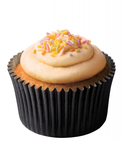 ミスタードーナツは、カラフルでふわふわなホイップクリームにベリーやビスケットなどをトッピングした『N.Y.（ニューヨーク）カップケーキ』シリーズ3種を期間限定で発売する。