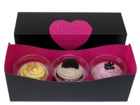 ミスタードーナツは、カラフルでふわふわなホイップクリームにベリーやビスケットなどをトッピングした『N.Y.(ニューヨーク)カップケーキ』シリーズ3種を期間限定で発売する。 ミスタードーナツは、カラフルでふわふわなホイップクリームにベリーやビスケットなどをトッピングした『N.Y.(ニューヨーク)カップケーキ』シリーズ3種を期間限定で発売する。