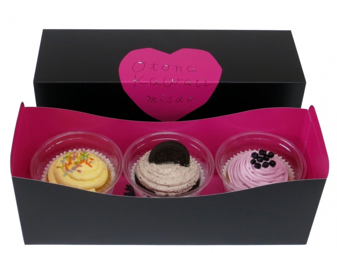 ミスタードーナツは、カラフルでふわふわなホイップクリームにベリーやビスケットなどをトッピングした『N.Y.（ニューヨーク）カップケーキ』シリーズ3種を期間限定で発売する。