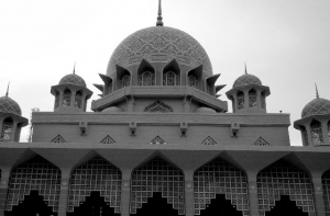 「イスラム国」参加のためシリアに渡航しようとした大学生が警視庁公安部に刑法の私戦予備および陰謀の疑いで事情聴取された。大学生は東京の書店に貼られた「求人 勤務地:シリア、詳細:店番まで」という貼り紙を見て渡航を決めたとされている。 「イスラム国」参加のためシリアに渡航しようとした大学生が警視庁公安部に刑法の私戦予備および陰謀の疑いで事情聴取された。大学生は東京の書店に貼られた「求人 勤務地:シリア、詳細:店番まで」という貼り紙を見て渡航を決めたとされている。