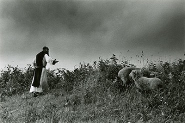 東京国立近代美術館で、戦後の修道院や刑務所で生きる人々を映した写真展「奈良原一高 王国」 