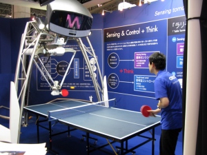 オムロンの「ラリー継続・卓球ロボット」は、“人とのラリーを継続させる”ことを最大目標としたマシン。決して対戦型の機械ではなく、“人に優しい知能”を持った機械だ