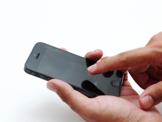 落下事故などにより損傷したスマホを使用し続ける「割れスマ族」。スマホの端末代金を値引きする代わりに「2年縛り」を求める契約により、仕方なく割れたスマホを使い続けるケースが目立っている。