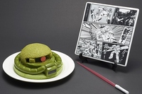 バンダイは、展開する公式通販サイト「プレミアムバンダイ」で「機動戦士ガンダム」に登場する「ザク」のヘッドを表現したケーキ、『量産型ザクケーキセット』の予約を受付開始した。(C)創通・サンライズ