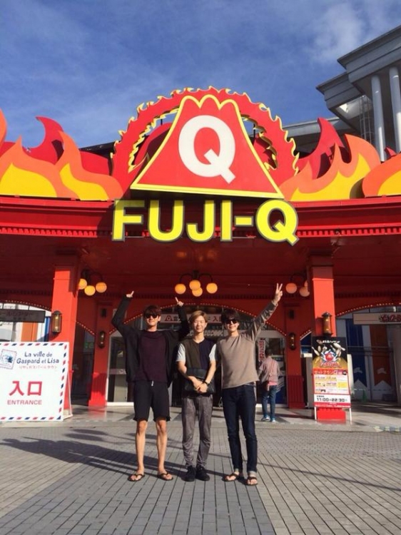 SUPER JUNIORのキュヒョンが東方神起のチャンミンと行った富士急ハイランドでの写真を公開し、話題となっている。写真：キュヒョンのツイッター