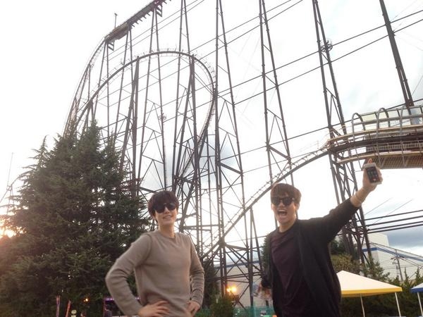 SUPER JUNIORのキュヒョンが東方神起のチャンミンと行った富士急ハイランドでの写真を公開し、話題となっている。写真：キュヒョンのツイッター