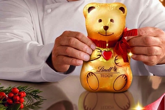 リンツチョコレートの冬のヒーロー「リンツテディ」が11月1日から販売される。