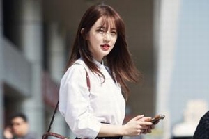 女優ウン・ウネが、秋のファッションを披露した。