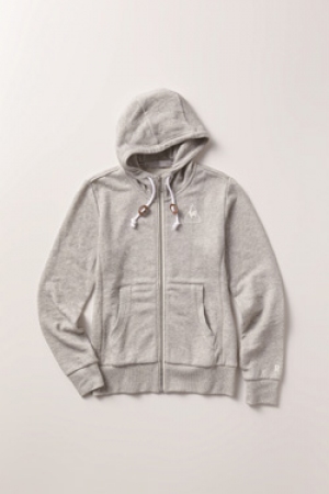 デサントは、「ルコックスポルティフ」ブランドより、2014年のイメージキャラクターの梨花さんとコラボレーションしたアイテム4種類を販売する。