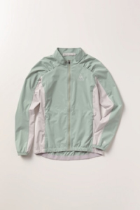 デサントは、「ルコックスポルティフ」ブランドより、2014年のイメージキャラクターの梨花さんとコラボレーションしたアイテム4種類を販売する。